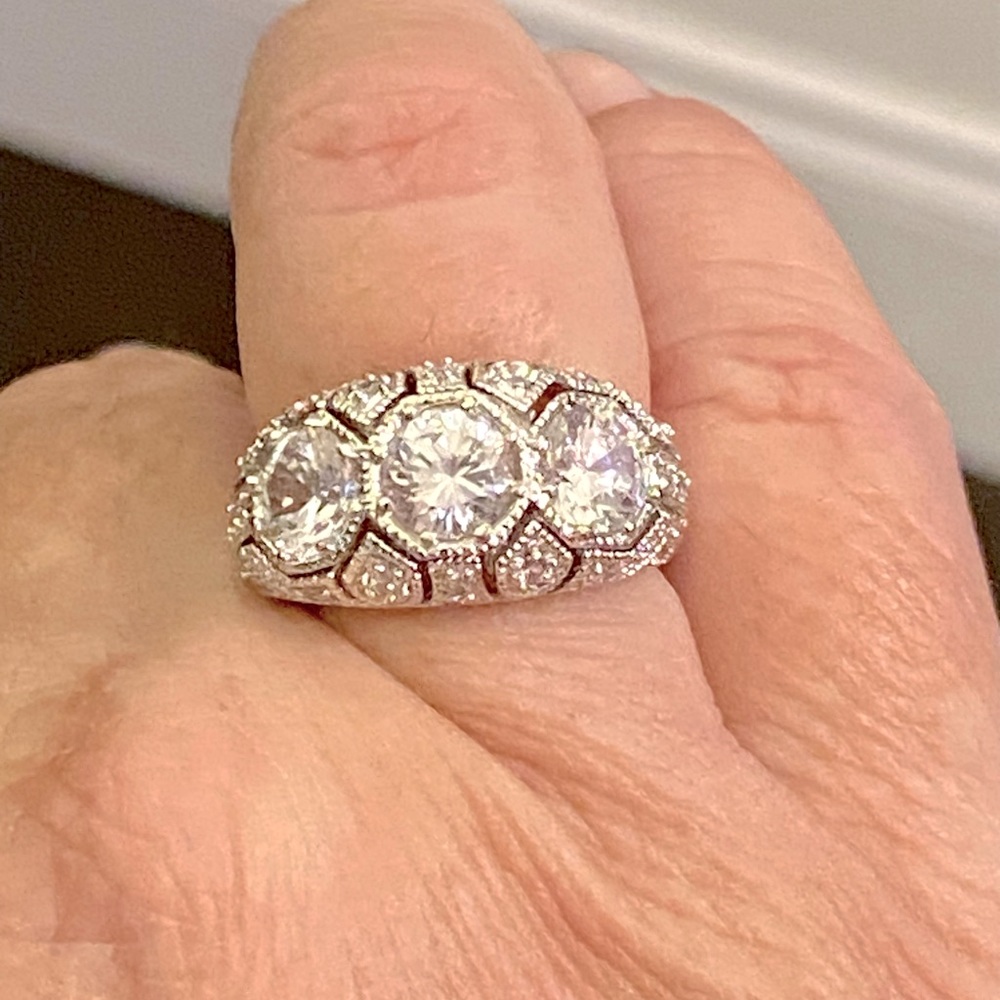 Beautiful 3 stone ring